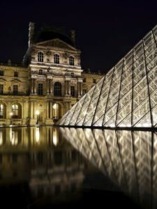 Pyramide im Hof des Louvre bei Nacht, Louvre, Paris